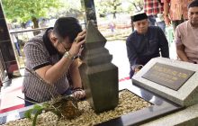 Hukum Mencium Batu Nisan Kuburan