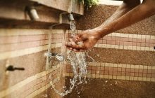 Bagaimana Hukum Berwudhu' Di Kamar Mandi / WC