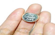 Membawa Cincin Yang Bertuliskan Allah Ke Kamar Mandi