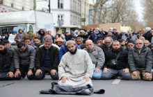 Bagaimana Hukum Sholat Berjamaah Apabila Imamnya Lupa Mengeraskan Bacaanya