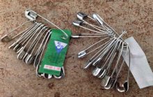 Memakaikan Peniti Atau Gunting Yang Digantungkan Dibaju Wanita Yang Hamil