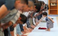 Hukum Berjalan Didepan Orang Yang Sedang Sholat Berjamaah