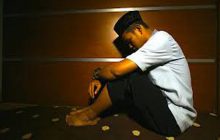 Hukum Sholat Dengan Bersandar Pada Tembok