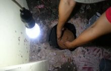 Menyalakan Lilin Atau Lampu Di Atas  Ari-Ari Yang Di Kubur