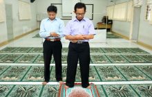 Hukum Menepuk Pundak Ketika Hendak Bermakmum