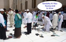 Hukum Memakai Sandal Yang Tertukar
