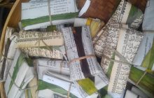 13. Membungkus Rujak/ Makanan Dengan Kertas Bertuliskan Ayat Al-Qur'an