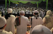 Hukum Berdiri Saat Bacaan Ya Nabi Salaam 'Alaika Di Waktu Maulid