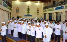 Bagaimana Hukumnya Seorang Imam Tidak Mengeraskan Bacaan Ketika Sholat ?