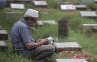 Wanita Ikut Mengantarkan Jenazah Ke Pemakaman