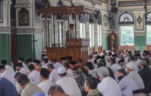 Bagaimana Halnya Tentang Tempat Orang Yang Keluar Dari Shofnya Saat Khutbah Jum'at Berlangsung ?